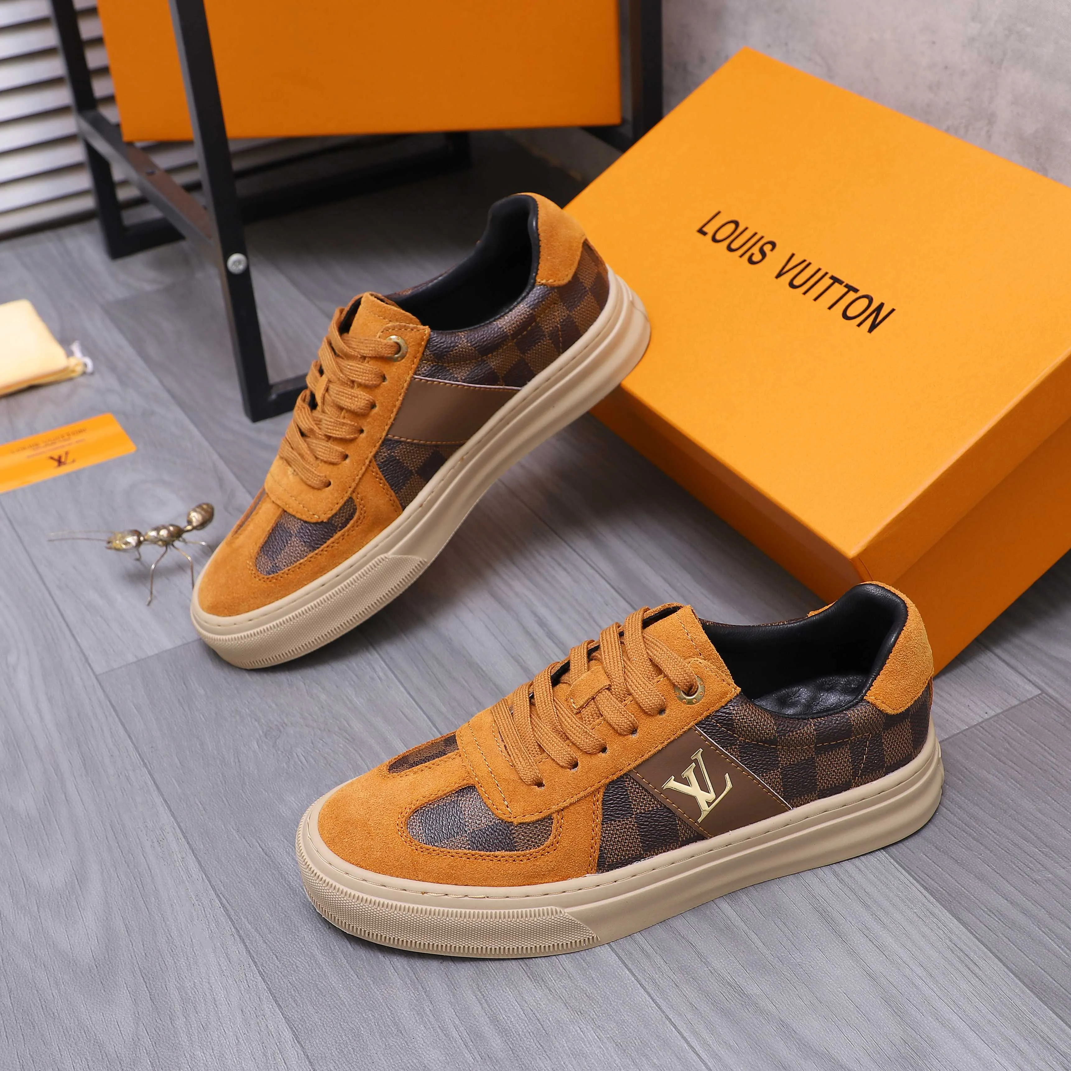 Men's shoes 💰p400 Product trademark: LV "Louis Vuitton" casual lace-up men's shoes Regular size: 38-44 Product materials: Selected matte cowhide stitching plaid cowhide upper, sheepskin lining, rubber outsole